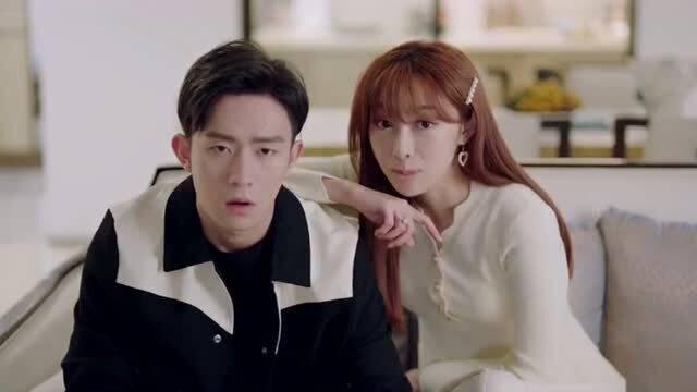 情侣对镜视频吃瓜,情侣对镜视频的甜蜜瞬间