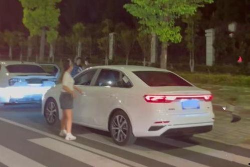 吃瓜视频一女子开车,这操作太刺激了！