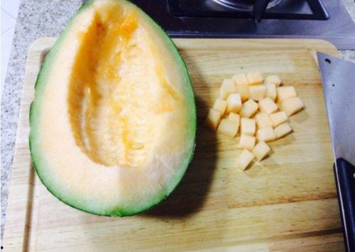 另类吃哈密瓜的视频,另类吃哈密瓜新玩法，趣味视频走红网络