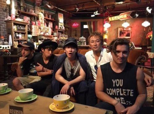 日本人买瓜全家吃视频,甜蜜瞬间感动网友