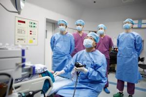 男子吃瓜吃进医院视频