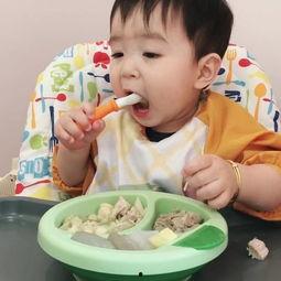 宝宝吃白瓜的视频播放,萌态十足，视频播放引网友热议