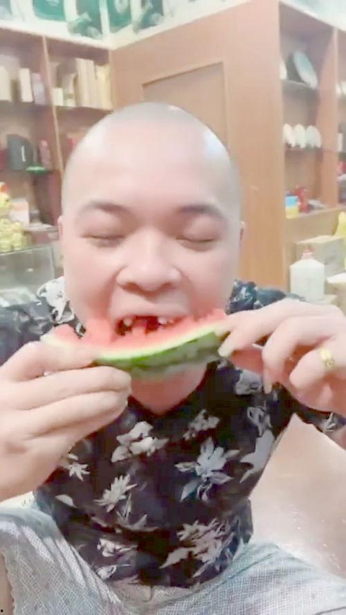 吃瓜的艺术视频,跟随视频一探究竟